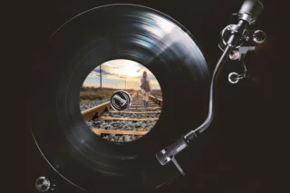 Yeni Basım Plaklar Yeni Basım Plaklar Devamı   Dönem Baskı 33lük Plaklar Dönem Basım Plaklar Devamı   45'lik Plaklar  45 lik Plaklar Devamı   Yabancı Plaklar Yabancı Plaklar Devamı   Kasetler Kasetler Devamı   CD Dvd Md LazerDisk     Cd Dvd Md LazerDisk Devamı   Sahip olduğunuz plakları ister evinizden, isterseniz kargo ile göndermeli, değerinde nakit ödeme ile satın alıyoruz. 0 542 636 04 01 Bize ulaşmanız yeterlidir. Plak Satın Al – Dönem Plak   PLAK SATMAK İSTİYORUM Plaklarınızı adresinizden nakit ödeme yaparak alıyoruz. Sahip olduğunuz, miras kalan plaklarınız mı var ? Tartarak kilo ile alırım diyen sokak eskicileri size düşük fiyat mı verdi ? Bize plaklarınızın resmini atarak daha iyi fiyata satabilirsiniz. PLAK ALAN YERLER Sosyal medya sitelerinde ve piyasada plak alan şahıslar ile karşılaşmış ve değerine göre değil kilo ile alım yaptıklarını görmüşsünüzdür. Verdikleri fiyat sizi memnun etmedi ise birde bizim fiyatımızı duymak ister misiniz ? Yabancı, Türkçe ve yerli 45’lik, Yabancı, Türkçe ve yerli 33’lük, Long Play (LP) Yabancı, Türkçe ve yerli taş plak, Plak Satın Al, eski plak, nadir plak alan yerler…. Bu aralamaları Google da yapmaktan sıkılmadınız mı ? DonemPlak.com olarak plaklarınıza hak ettikleri değeri vererek değerlendirmenize yardımcı olmak ve almak istiyoruz.. PLAKLARIMI NASIL SATABİLİRİM ? Yapmanız gereken plaklarınızın ve varsa kaplarının önlü arkalı net resimlerini çekerek 7/24 05426360401 nolu telefona whatsapp tan göndermeniz yeterlidir. En kısa sürede size dönüş yapacağız.. Dönem Plak, 33lük Plak, 45lik Plak, Kaset, Nadir Dönem Basım Plaklar, 2. el plak, 2. el plak fiyatları, Plak Çalar Fiyatları, Plak Makinesi, Plak Fiyatları, plak çalar (pikap), Ucuz Plak, aramalarınız ile sitemize ulaştınız. Tam Yerindesiniz.. Dönem Baskı Plak Satın alabilirsiniz. Plak Satın Al - Dönem Plak Plak Doldurma Baskı Nasıl Yaptırabilirim ? 4  KOLAY ADIMDA SİZE ÖZEL PLAĞINIZI OLUŞTURUN:      1. Plağınızda hangi müziğin olmasını istediğinize karar verin ve bize gönderin.       ( 33lük Plaklar için 18+18 dk Toplam 36 dk makul süredir. )          Tüm yaygın müzik dosyalarını (wav, mp3, flac, wma, aif, m4a…) ve youtube, spotify linkleri kabul ediyoruz,           Parçalarınızın plakta belirli bir sırada olmasını istiyorsanız, dosyalarınızı yeniden adlandırın veya bize bir liste yapınız. (A1, A2… B1, B2…).      2. Kapak ön/arka ve plak orta etiketleri ( 9cm cap ),  A ve B Tarafı için fotoğraflarınızı gönderin (toplam 4 fotoğraf, 33*33 cm boyutlarında yüksek kalite)         resimlerinizi yeniden adlandırın . (Ön kapak, Arka Kapak, A Etiket, B Etiket).Kapaklar karton ve selefon kaplıdır.       3. İsterseniz renkli plak veya Picture Disk  yaptırabilirsiniz. Yukarıdaki fiyat siyah renk standart plak icin gecerlidir.      4. Sitemizden üzerinden ödemeyi yapın.          Daha sonra içinizin rahat etmesi için ortalama 15 gün icinde  yazdırır, basar, gönderir ve size bir kargo takip bağlantısı veririz.           Bizimle çalışırken hayallerinizi zorlayabilirsiniz. Siz hayalinizi söyleyin sizin için gerçekleştirelim.    💿NEDEN BİZİ SEÇMELİSİNİZ?      1. Endüstri Standardı Perakende Kalitesi      2. Minimum Miktar Gerekmez.      3. Gizliliğe önem veririz. Siparişinizin içeriği ve isminiz 3. şahıslara bilgi veya referans olarak sunulmaz.  Plaklar yurtdısında  yaptırılmakta, fiyatlara gümrük ve kargo bedelleri dahil,  Ortalama teslim süresi 30-45 gün arasındadır. İsterseniz (100 Euro ) Ücreti karşılığında ( 5-15 gün teslimli) Hızlı Kargo Kullanabilirsiniz. 