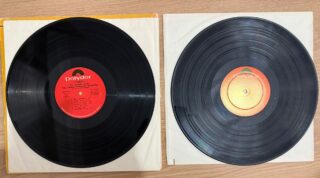 Yeni Basım Plaklar Yeni Basım Plaklar Devamı   Dönem Baskı 33lük Plaklar Dönem Basım Plaklar Devamı   45'lik Plaklar  45 lik Plaklar Devamı   Yabancı Plaklar Yabancı Plaklar Devamı   Kasetler Kasetler Devamı   CD Dvd Md LazerDisk     Cd Dvd Md LazerDisk Devamı   Sahip olduğunuz plakları ister evinizden, isterseniz kargo ile göndermeli, değerinde nakit ödeme ile satın alıyoruz. 0 542 636 04 01 Bize ulaşmanız yeterlidir. Plak Satın Al – Dönem Plak   PLAK SATMAK İSTİYORUM Plaklarınızı adresinizden nakit ödeme yaparak alıyoruz. Sahip olduğunuz, miras kalan plaklarınız mı var ? Tartarak kilo ile alırım diyen sokak eskicileri size düşük fiyat mı verdi ? Bize plaklarınızın resmini atarak daha iyi fiyata satabilirsiniz. PLAK ALAN YERLER Sosyal medya sitelerinde ve piyasada plak alan şahıslar ile karşılaşmış ve değerine göre değil kilo ile alım yaptıklarını görmüşsünüzdür. Verdikleri fiyat sizi memnun etmedi ise birde bizim fiyatımızı duymak ister misiniz ? Yabancı, Türkçe ve yerli 45’lik, Yabancı, Türkçe ve yerli 33’lük, Long Play (LP) Yabancı, Türkçe ve yerli taş plak, Plak Satın Al, eski plak, nadir plak alan yerler…. Bu aralamaları Google da yapmaktan sıkılmadınız mı ? DonemPlak.com olarak plaklarınıza hak ettikleri değeri vererek değerlendirmenize yardımcı olmak ve almak istiyoruz.. PLAKLARIMI NASIL SATABİLİRİM ? Yapmanız gereken plaklarınızın ve varsa kaplarının önlü arkalı net resimlerini çekerek 7/24 05426360401 nolu telefona whatsapp tan göndermeniz yeterlidir. En kısa sürede size dönüş yapacağız.. Dönem Plak, 33lük Plak, 45lik Plak, Kaset, Nadir Dönem Basım Plaklar, 2. el plak, 2. el plak fiyatları, Plak Çalar Fiyatları, Plak Makinesi, Plak Fiyatları, plak çalar (pikap), Ucuz Plak, aramalarınız ile sitemize ulaştınız. Tam Yerindesiniz.. Dönem Baskı Plak Satın alabilirsiniz. Plak Satın Al - Dönem Plak Plak Doldurma Baskı Nasıl Yaptırabilirim ? 4  KOLAY ADIMDA SİZE ÖZEL PLAĞINIZI OLUŞTURUN:      1. Plağınızda hangi müziğin olmasını istediğinize karar verin ve bize gönderin.       ( 33lük Plaklar için 18+18 dk Toplam 36 dk makul süredir. )          Tüm yaygın müzik dosyalarını (wav, mp3, flac, wma, aif, m4a…) ve youtube, spotify linkleri kabul ediyoruz,           Parçalarınızın plakta belirli bir sırada olmasını istiyorsanız, dosyalarınızı yeniden adlandırın veya bize bir liste yapınız. (A1, A2… B1, B2…).      2. Kapak ön/arka ve plak orta etiketleri ( 9cm cap ),  A ve B Tarafı için fotoğraflarınızı gönderin (toplam 4 fotoğraf, 33*33 cm boyutlarında yüksek kalite)         resimlerinizi yeniden adlandırın . (Ön kapak, Arka Kapak, A Etiket, B Etiket).Kapaklar karton ve selefon kaplıdır.       3. İsterseniz renkli plak veya Picture Disk  yaptırabilirsiniz. Yukarıdaki fiyat siyah renk standart plak icin gecerlidir.      4. Sitemizden üzerinden ödemeyi yapın.          Daha sonra içinizin rahat etmesi için ortalama 15 gün icinde  yazdırır, basar, gönderir ve size bir kargo takip bağlantısı veririz.           Bizimle çalışırken hayallerinizi zorlayabilirsiniz. Siz hayalinizi söyleyin sizin için gerçekleştirelim.    💿NEDEN BİZİ SEÇMELİSİNİZ?      1. Endüstri Standardı Perakende Kalitesi      2. Minimum Miktar Gerekmez.      3. Gizliliğe önem veririz. Siparişinizin içeriği ve isminiz 3. şahıslara bilgi veya referans olarak sunulmaz.  Plaklar yurtdısında  yaptırılmakta, fiyatlara gümrük ve kargo bedelleri dahil,  Ortalama teslim süresi 30-45 gün arasındadır. İsterseniz (100 Euro ) Ücreti karşılığında ( 5-15 gün teslimli) Hızlı Kargo Kullanabilirsiniz. 