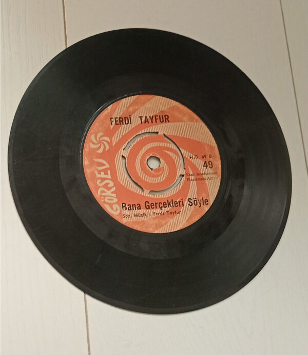 Ferdi Tayfur – Yüreğimde Yara Var / Bana Gerçekleri Söyle Görsev Plak - Görsel 3