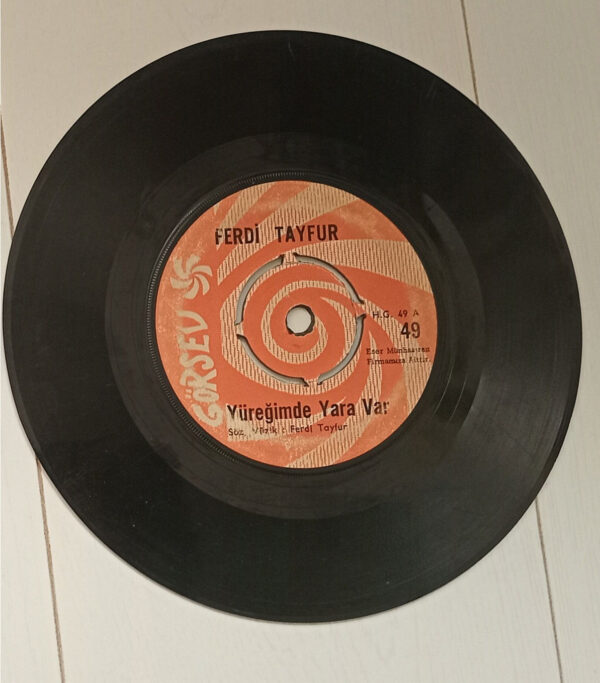 Ferdi Tayfur – Yüreğimde Yara Var / Bana Gerçekleri Söyle Görsev Plak - Görsel 2