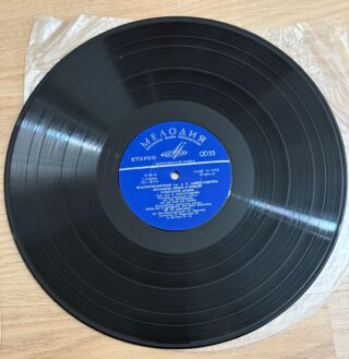 Yeni Basım Plaklar Yeni Basım Plaklar Devamı   Dönem Baskı 33lük Plaklar Dönem Basım Plaklar Devamı   45'lik Plaklar  45 lik Plaklar Devamı   Yabancı Plaklar Yabancı Plaklar Devamı   Kasetler Kasetler Devamı   CD Dvd Md LazerDisk     Cd Dvd Md LazerDisk Devamı   Sahip olduğunuz plakları ister evinizden, isterseniz kargo ile göndermeli, değerinde nakit ödeme ile satın alıyoruz. 0 542 636 04 01 Bize ulaşmanız yeterlidir. Plak Satın Al – Dönem Plak   PLAK SATMAK İSTİYORUM Plaklarınızı adresinizden nakit ödeme yaparak alıyoruz. Sahip olduğunuz, miras kalan plaklarınız mı var ? Tartarak kilo ile alırım diyen sokak eskicileri size düşük fiyat mı verdi ? Bize plaklarınızın resmini atarak daha iyi fiyata satabilirsiniz. PLAK ALAN YERLER Sosyal medya sitelerinde ve piyasada plak alan şahıslar ile karşılaşmış ve değerine göre değil kilo ile alım yaptıklarını görmüşsünüzdür. Verdikleri fiyat sizi memnun etmedi ise birde bizim fiyatımızı duymak ister misiniz ? Yabancı, Türkçe ve yerli 45’lik, Yabancı, Türkçe ve yerli 33’lük, Long Play (LP) Yabancı, Türkçe ve yerli taş plak, Plak Satın Al, eski plak, nadir plak alan yerler…. Bu aralamaları Google da yapmaktan sıkılmadınız mı ? DonemPlak.com olarak plaklarınıza hak ettikleri değeri vererek değerlendirmenize yardımcı olmak ve almak istiyoruz.. PLAKLARIMI NASIL SATABİLİRİM ? Yapmanız gereken plaklarınızın ve varsa kaplarının önlü arkalı net resimlerini çekerek 7/24 05426360401 nolu telefona whatsapp tan göndermeniz yeterlidir. En kısa sürede size dönüş yapacağız.. Dönem Plak, 33lük Plak, 45lik Plak, Kaset, Nadir Dönem Basım Plaklar, 2. el plak, 2. el plak fiyatları, Plak Çalar Fiyatları, Plak Makinesi, Plak Fiyatları, plak çalar (pikap), Ucuz Plak, aramalarınız ile sitemize ulaştınız. Tam Yerindesiniz.. Dönem Baskı Plak Satın alabilirsiniz. Plak Satın Al - Dönem Plak Plak Doldurma Baskı Nasıl Yaptırabilirim ? 4  KOLAY ADIMDA SİZE ÖZEL PLAĞINIZI OLUŞTURUN:      1. Plağınızda hangi müziğin olmasını istediğinize karar verin ve bize gönderin.       ( 33lük Plaklar için 18+18 dk Toplam 36 dk makul süredir. )          Tüm yaygın müzik dosyalarını (wav, mp3, flac, wma, aif, m4a…) ve youtube, spotify linkleri kabul ediyoruz,           Parçalarınızın plakta belirli bir sırada olmasını istiyorsanız, dosyalarınızı yeniden adlandırın veya bize bir liste yapınız. (A1, A2… B1, B2…).      2. Kapak ön/arka ve plak orta etiketleri ( 9cm cap ),  A ve B Tarafı için fotoğraflarınızı gönderin (toplam 4 fotoğraf, 33*33 cm boyutlarında yüksek kalite)         resimlerinizi yeniden adlandırın . (Ön kapak, Arka Kapak, A Etiket, B Etiket).Kapaklar karton ve selefon kaplıdır.       3. İsterseniz renkli plak veya Picture Disk  yaptırabilirsiniz. Yukarıdaki fiyat siyah renk standart plak icin gecerlidir.      4. Sitemizden üzerinden ödemeyi yapın.          Daha sonra içinizin rahat etmesi için ortalama 15 gün icinde  yazdırır, basar, gönderir ve size bir kargo takip bağlantısı veririz.           Bizimle çalışırken hayallerinizi zorlayabilirsiniz. Siz hayalinizi söyleyin sizin için gerçekleştirelim.    💿NEDEN BİZİ SEÇMELİSİNİZ?      1. Endüstri Standardı Perakende Kalitesi      2. Minimum Miktar Gerekmez.      3. Gizliliğe önem veririz. Siparişinizin içeriği ve isminiz 3. şahıslara bilgi veya referans olarak sunulmaz.  Plaklar yurtdısında  yaptırılmakta, fiyatlara gümrük ve kargo bedelleri dahil,  Ortalama teslim süresi 30-45 gün arasındadır. İsterseniz (100 Euro ) Ücreti karşılığında ( 5-15 gün teslimli) Hızlı Kargo Kullanabilirsiniz. 