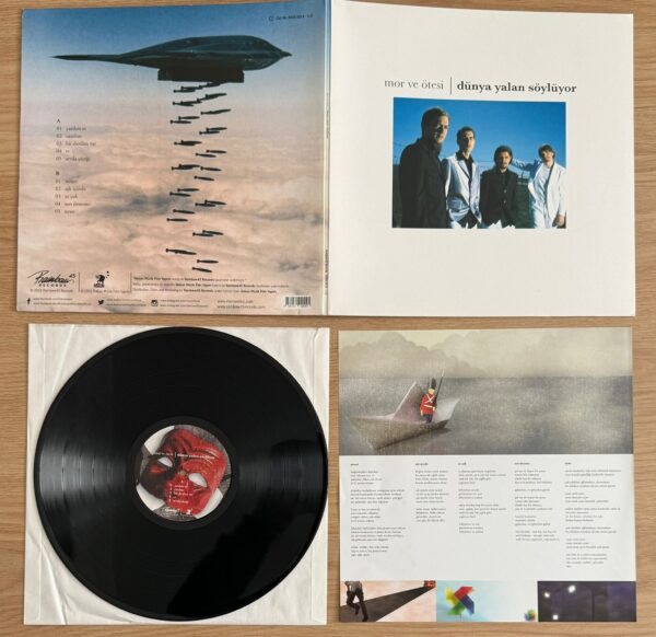 Mor Ve Ötesi – Dünya Yalan Söylüyor Plak - Görsel 6