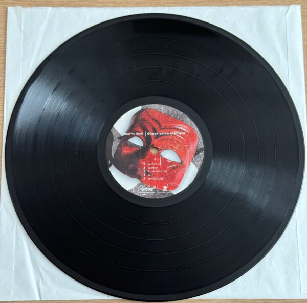 Mor Ve Ötesi – Dünya Yalan Söylüyor Plak - Görsel 2