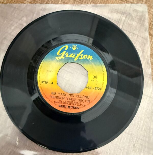 Zeki Müren – Bir Yangının Külünü Yeniden Yakıp Geçtin