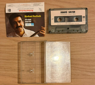 Yeni Basım Plaklar Yeni Basım Plaklar Devamı &nbsp; Dönem Baskı 33lük Plaklar Dönem Basım Plaklar Devamı &nbsp; 45'lik Plaklar  45 lik Plaklar Devamı &nbsp; Yabancı Plaklar Yabancı Plaklar Devamı &nbsp; Kasetler Kasetler Devamı &nbsp; CD Dvd Md LazerDisk &nbsp; &nbsp; Cd Dvd Md LazerDisk Devamı &nbsp; Sahip olduğunuz plakları ister evinizden, isterseniz kargo ile göndermeli, değerinde nakit ödeme ile satın alıyoruz. 0 542 636 04 01 Bize ulaşmanız yeterlidir. Plak Satın Al – Dönem Plak &nbsp; PLAK SATMAK İSTİYORUM Plaklarınızı adresinizden nakit ödeme yaparak alıyoruz. Sahip olduğunuz, miras kalan plaklarınız mı var ? Tartarak kilo ile alırım diyen sokak eskicileri size düşük fiyat mı verdi ? Bize plaklarınızın resmini atarak daha iyi fiyata satabilirsiniz. PLAK ALAN YERLER Sosyal medya sitelerinde ve piyasada plak alan şahıslar ile karşılaşmış ve değerine göre değil kilo ile alım yaptıklarını görmüşsünüzdür. Verdikleri fiyat sizi memnun etmedi ise birde bizim fiyatımızı duymak ister misiniz ? Yabancı, Türkçe ve yerli 45’lik, Yabancı, Türkçe ve yerli 33’lük, Long Play (LP) Yabancı, Türkçe ve yerli taş plak, Plak Satın Al, eski plak, nadir plak alan yerler…. Bu aralamaları Google da yapmaktan sıkılmadınız mı ? DonemPlak.com olarak plaklarınıza hak ettikleri değeri vererek değerlendirmenize yardımcı olmak ve almak istiyoruz.. PLAKLARIMI NASIL SATABİLİRİM ? Yapmanız gereken plaklarınızın ve varsa kaplarının önlü arkalı net resimlerini çekerek 7/24 05426360401 nolu telefona whatsapp tan göndermeniz yeterlidir. En kısa sürede size dönüş yapacağız.. Dönem Plak, 33lük Plak, 45lik Plak, Kaset, Nadir Dönem Basım Plaklar, 2. el plak, 2. el plak fiyatları, Plak Çalar Fiyatları, Plak Makinesi, Plak Fiyatları, plak çalar (pikap), Ucuz Plak, aramalarınız ile sitemize ulaştınız. Tam Yerindesiniz.. Dönem Baskı Plak Satın alabilirsiniz. Plak Satın Al - Dönem Plak Plak Doldurma Baskı Nasıl Yaptırabilirim ? 4  KOLAY ADIMDA SİZE ÖZEL PLAĞINIZI OLUŞTURUN:      1. Plağınızda hangi müziğin olmasını istediğinize karar verin ve bize gönderin.       ( 33lük Plaklar için 18+18 dk Toplam 36 dk makul süredir. )          Tüm yaygın müzik dosyalarını (wav, mp3, flac, wma, aif, m4a…) ve youtube, spotify linkleri kabul ediyoruz,           Parçalarınızın plakta belirli bir sırada olmasını istiyorsanız, dosyalarınızı yeniden adlandırın veya bize bir liste yapınız. (A1, A2… B1, B2…).      2. Kapak ön/arka ve plak orta etiketleri ( 9cm cap ),  A ve B Tarafı için fotoğraflarınızı gönderin (toplam 4 fotoğraf, 33*33 cm boyutlarında yüksek kalite)         resimlerinizi yeniden adlandırın . (Ön kapak, Arka Kapak, A Etiket, B Etiket).Kapaklar karton ve selefon kaplıdır.       3. İsterseniz renkli plak veya Picture Disk  yaptırabilirsiniz. Yukarıdaki fiyat siyah renk standart plak icin gecerlidir.      4. Sitemizden üzerinden ödemeyi yapın.          Daha sonra içinizin rahat etmesi için ortalama 15 gün icinde  yazdırır, basar, gönderir ve size bir kargo takip bağlantısı veririz.           Bizimle çalışırken hayallerinizi zorlayabilirsiniz. Siz hayalinizi söyleyin sizin için gerçekleştirelim.    💿NEDEN BİZİ SEÇMELİSİNİZ?      1. Endüstri Standardı Perakende Kalitesi      2. Minimum Miktar Gerekmez.      3. Gizliliğe önem veririz. Siparişinizin içeriği ve isminiz 3. şahıslara bilgi veya referans olarak sunulmaz.  Plaklar yurtdısında  yaptırılmakta, fiyatlara gümrük ve kargo bedelleri dahil,  Ortalama teslim süresi 30-45 gün arasındadır. İsterseniz (100 Euro ) Ücreti karşılığında ( 5-15 gün teslimli) Hızlı Kargo Kullanabilirsiniz. 